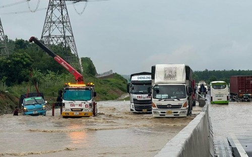 Chính phủ yêu cầu báo cáo vụ ngập lụt trên cao tốc Phan Thiết - Dầu Giây