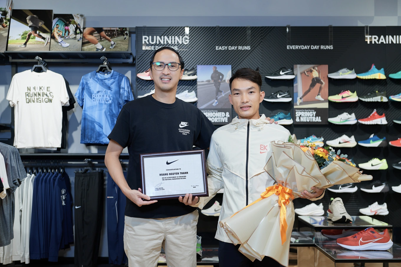 Đại diện phân phối Nike Việt Nam (Kcons) vinh danh “kỷ lục gia” Hoàng Nguyên Thanh: Cú hích cho marathon Việt Nam vươn tầm châu lục